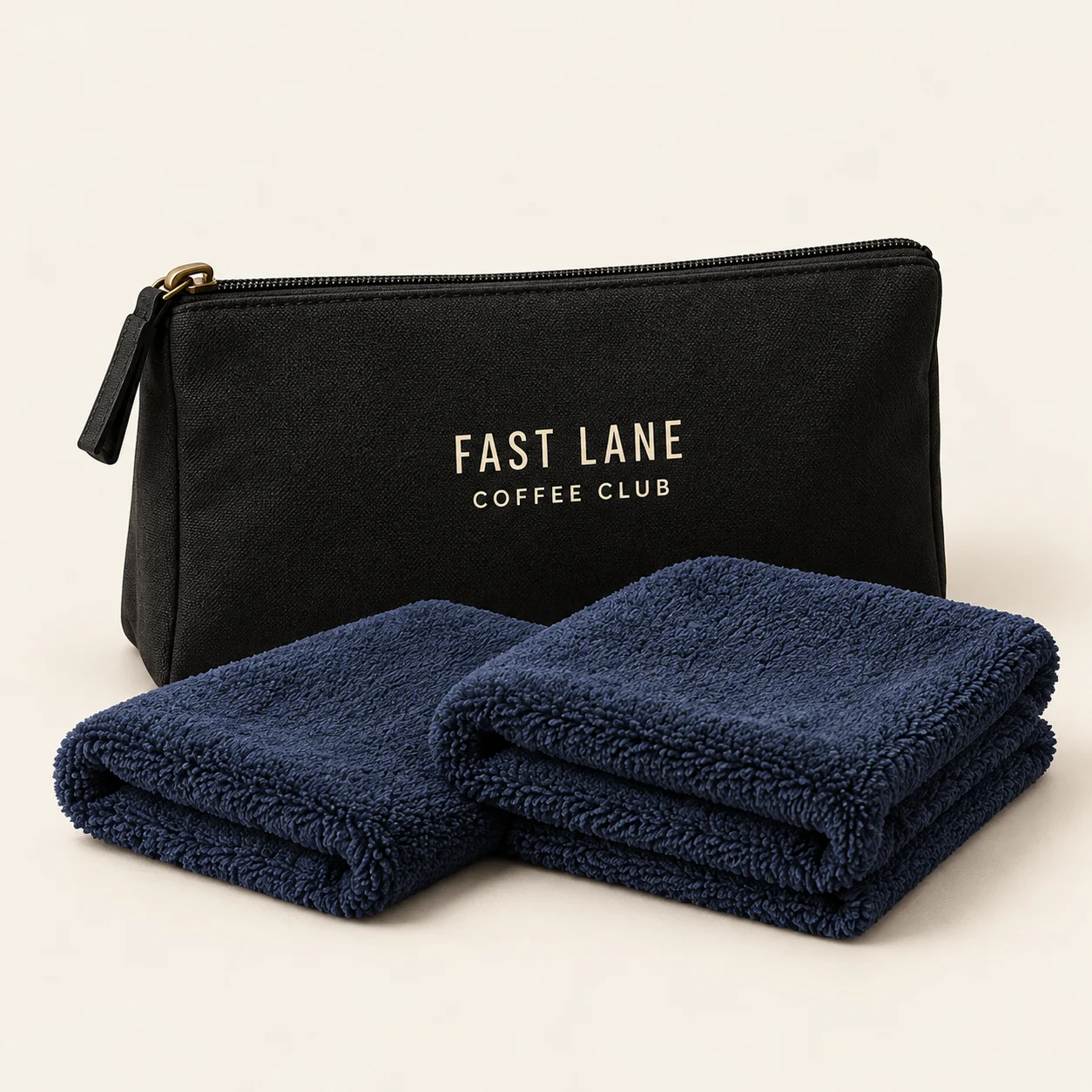 Pochette noire signée Le Cercle du Volant avec deux microfibres marine pliées.