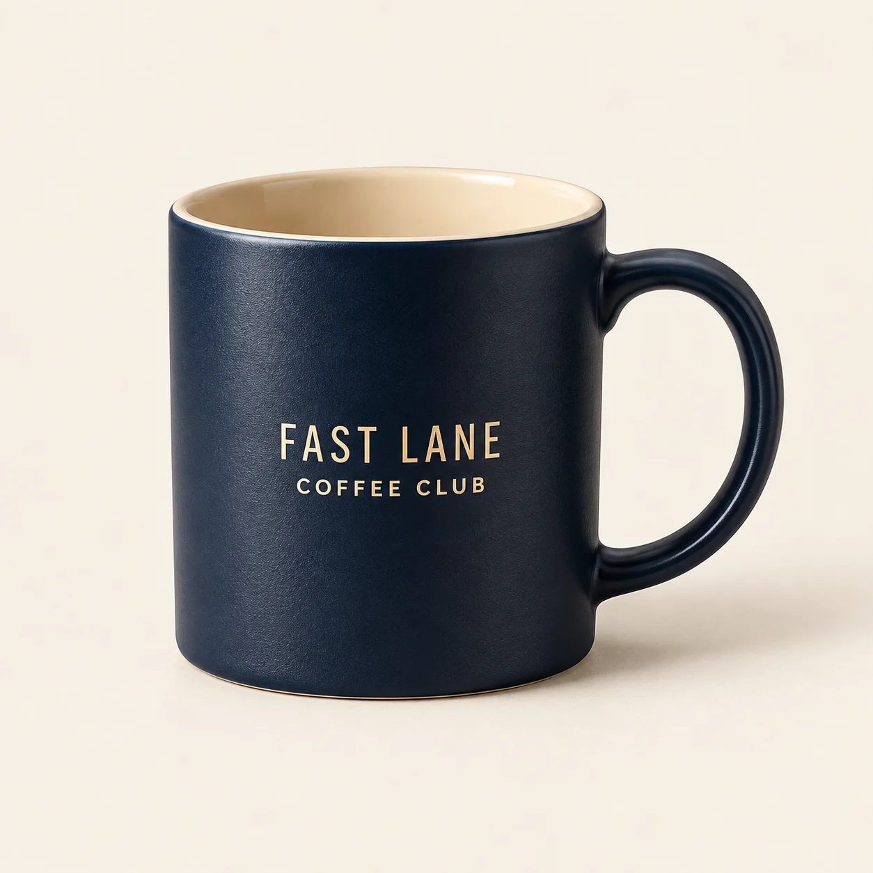 Mug marine à intérieur crème, signé Le Cercle du Volant en champagne.